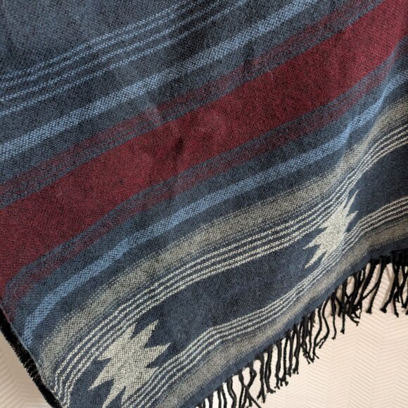 Charlie Paige Cape NWT Navy Fringe Cozy Woven Wrap One Size Southwestern Aztec - Picture 8 of 12